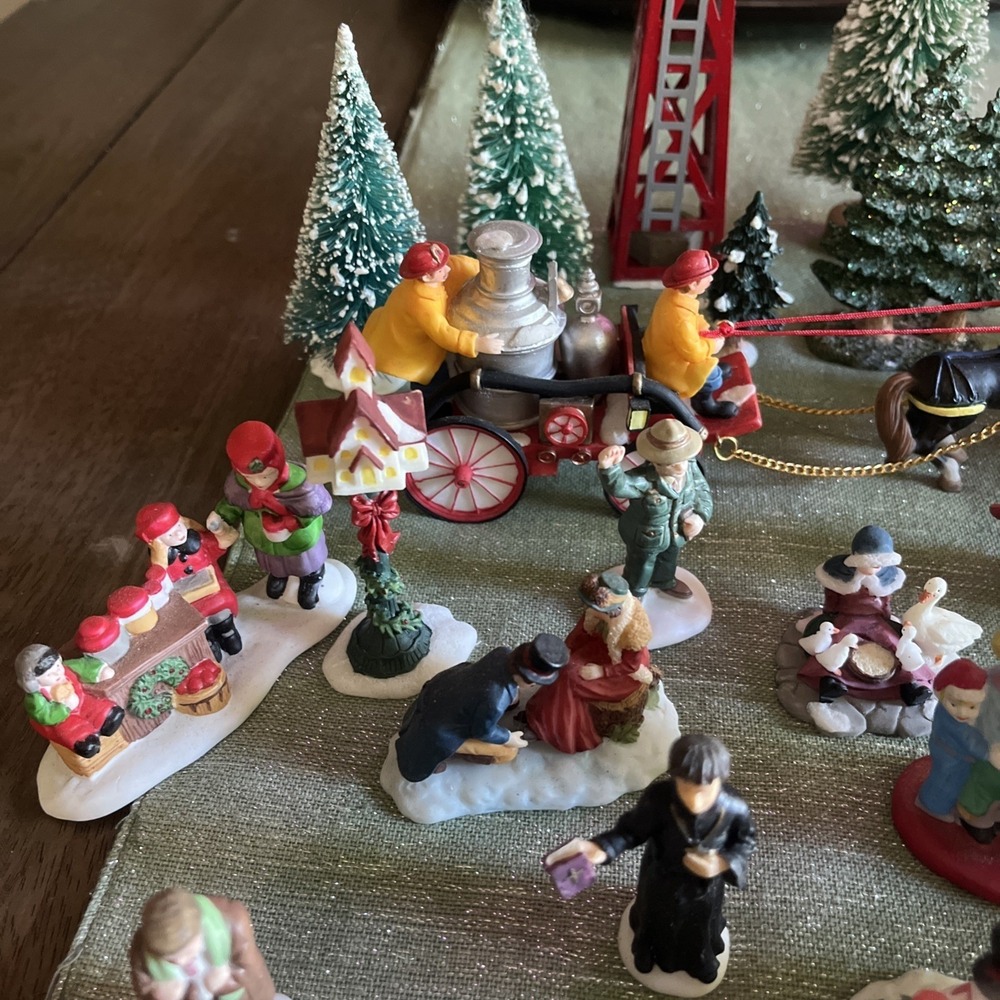 Christmas Village Figures Lot Unbranded ?O'Well Christmas Valley? 45+ Pieces - Picture 10 of 15